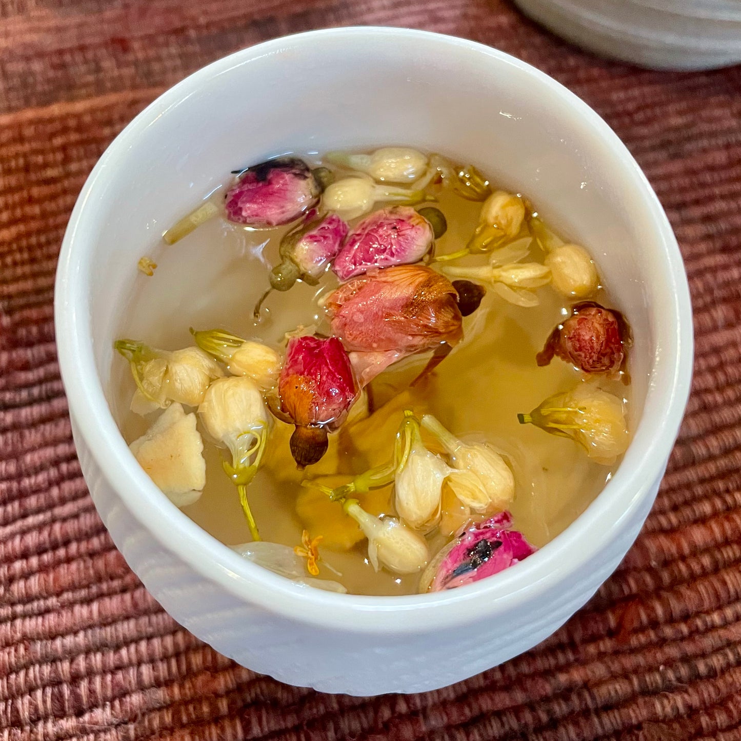 Flowers & roots herbal tea blend